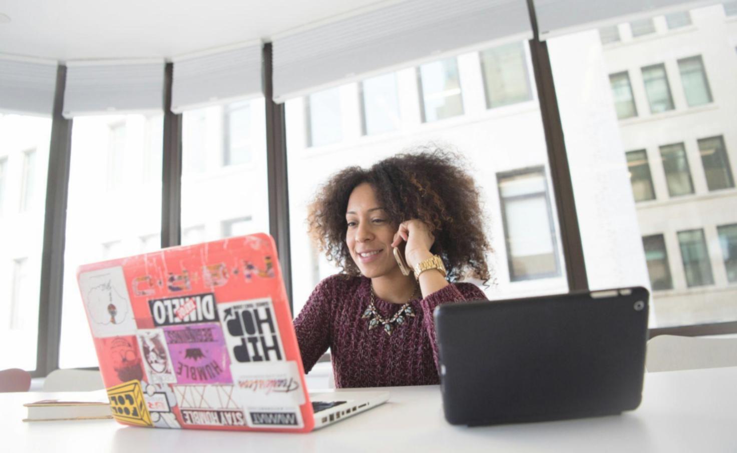 Workshop-Szenario mit mehreren Teilnehmenden an Laptops