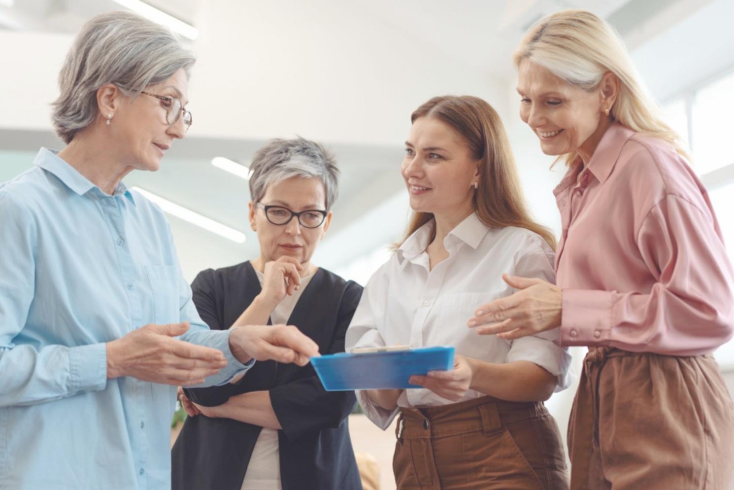 Studierende bei der gemeinsamen Analyse von Finanztrends