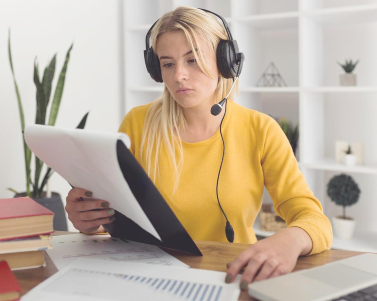 Internationale Studierende beim gemeinsamen Lernen von Finanzkonzepten